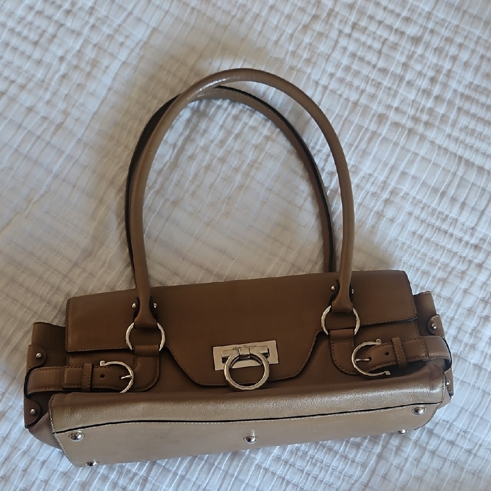 Elegant Salvatore Ferragamo Tan Leather Handbag